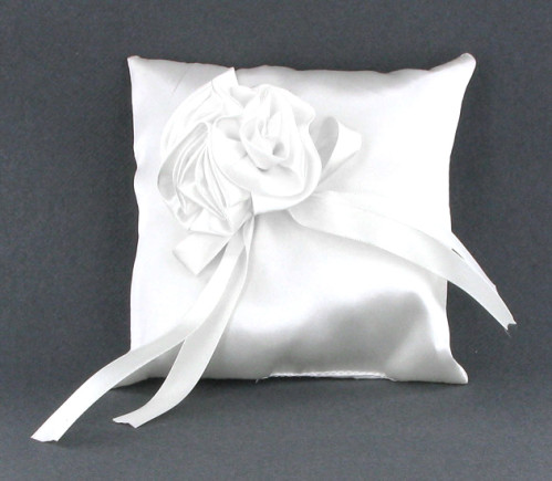 Coussin carré en satin blanc