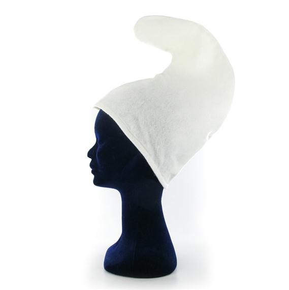 Bonnet de schtroumpf posé sur une tête