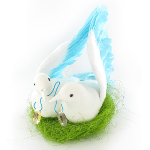 Couple de colombes tenant des alliances dans leur bec