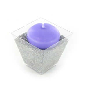 Verrine transparente, bougie et sable utilisés comme photophore