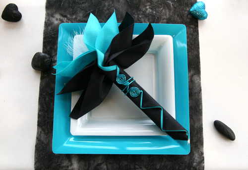 Assiettes et serviettes turquoise