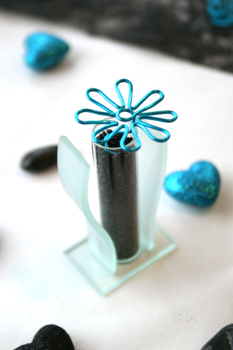 Fleur en métal dans une éprouvette