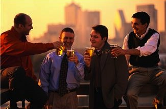 Amis qui boivent de la bière