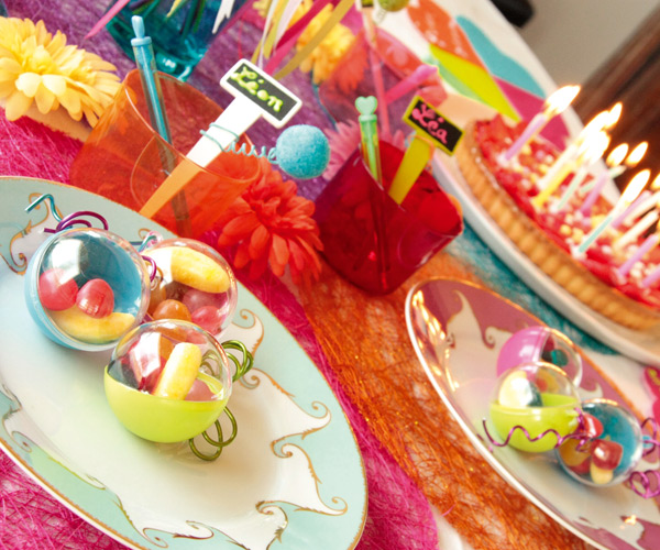 Anniversaire d'enfant avec des boules plexiglas déco