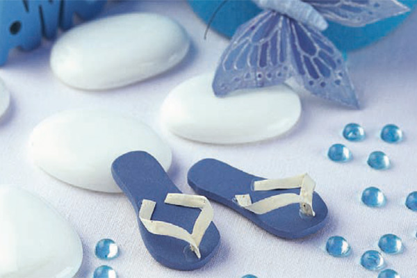 Décoration de table avec des tongs miniatures