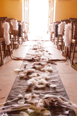 Décoration d'église avec des plumes