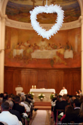 Coeur en plumes suspendu au dessus de l'allée d'une église