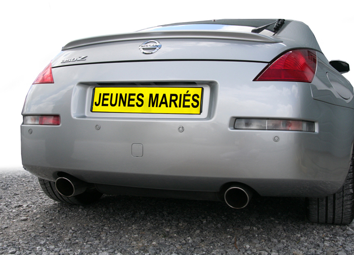 Voiture des mariés avec plaques imprimée