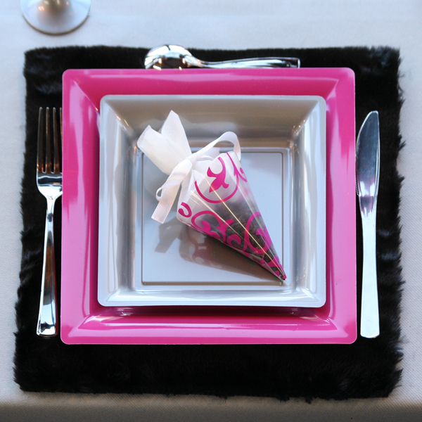 Assiette jetables carrées fuchsia et argent