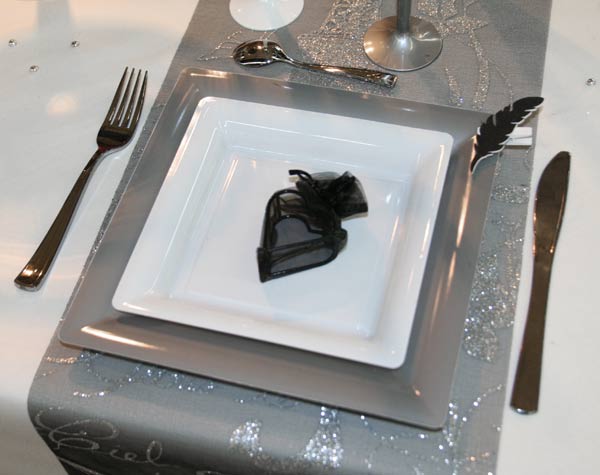 Assiettes et couverts jetables blanc gris Assiettes et couverts jetables blanc gris