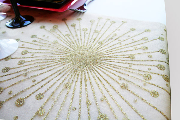 Décoration de table Noël rouge noir et doré - Chemin de table