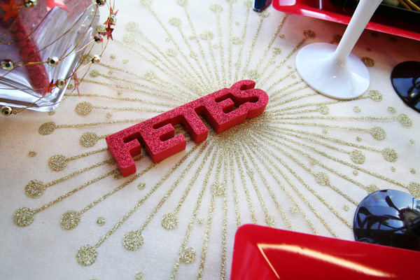 Décoration de table Noël rouge noir et doré - Lettres Joyeuses Fêtes