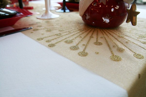 Décoration de table Noël rouge noir et doré - Nappe