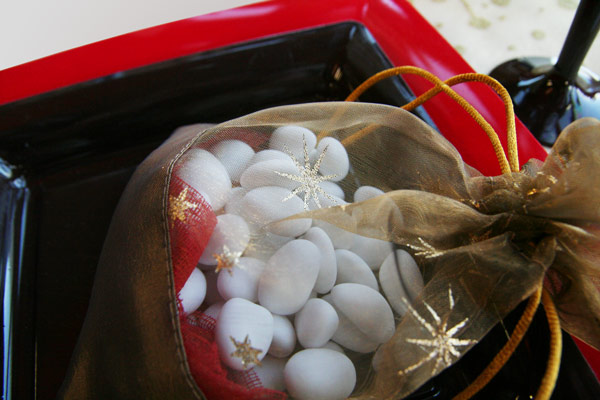 Décoration de table Noël rouge noir et doré - Sachet dragées et chocolat