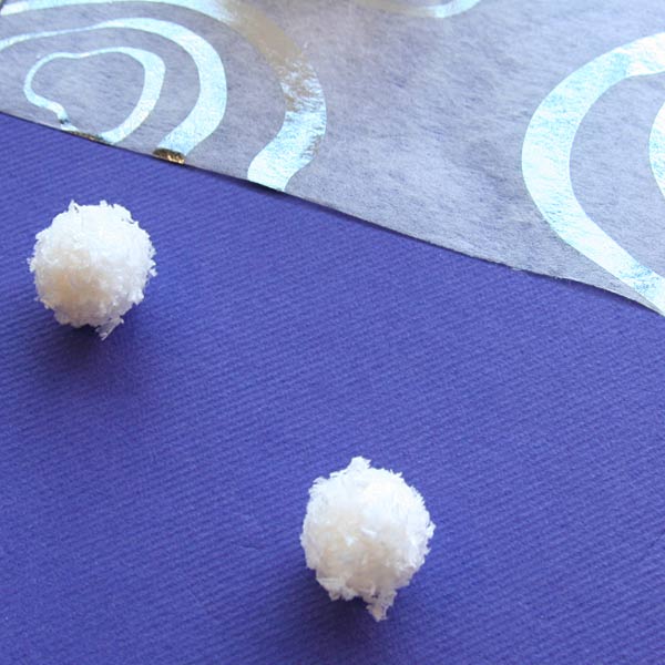 Nappe violette, chemin de table blanc et boules de neige Nappe violette, chemin de table blanc et boules de neige