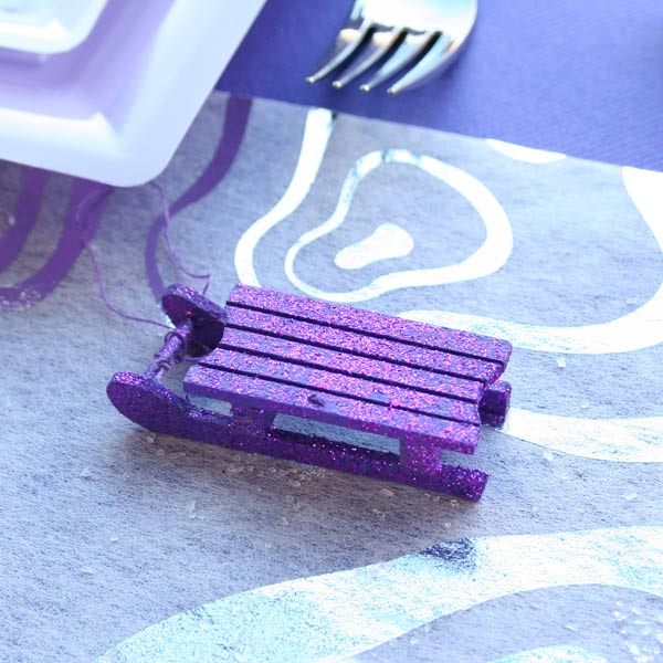 Décoration mini luge violette pailletée prune Décoration mini luge violette pailletée prune