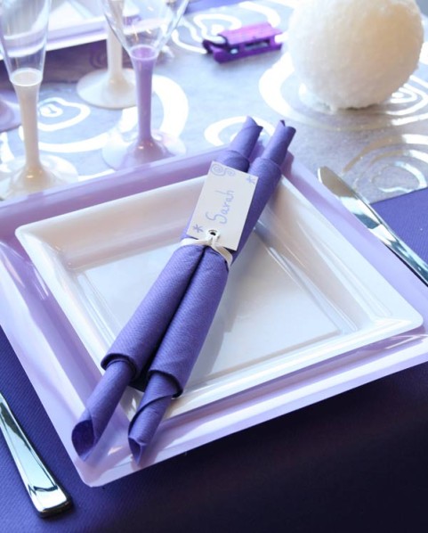 Pliage de serviette en rouleaux, avec carton porte-nom Pliage de serviette en rouleaux, avec carton porte-nom