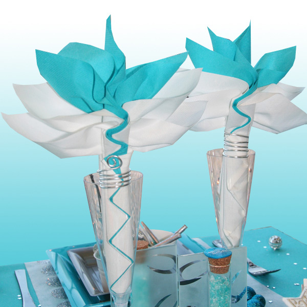Pliage serviette fleur turquoise et blanche
