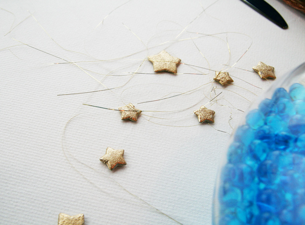 Décoration de table Noël bleu, blanc et or, étoiles d'or