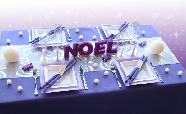 Décoration de table Noël couleurs originales : violet blanc parme Décoration de table Noël couleurs originales : violet blanc parme