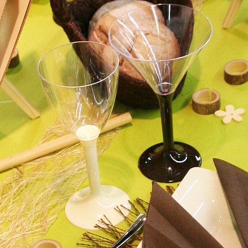 Verres à pied noir et blanc