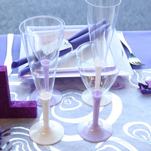 Verres et flûtes jetables blancs et parme Verres et flûtes jetables blancs et parme