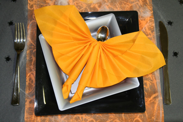 Couverts et assiettes noir, argent, orange, ambiance Halloween