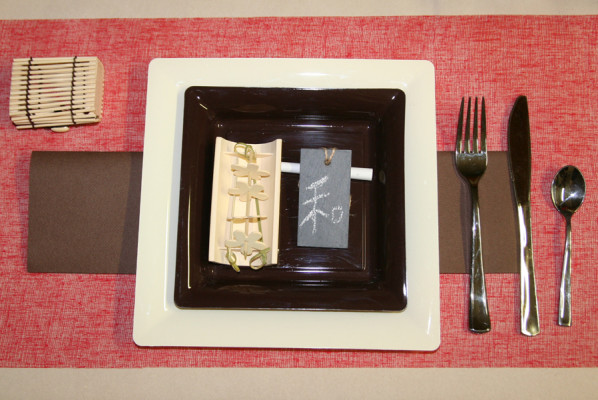 Assiette décorée à la japonaise Assiette décorée à la japonaise