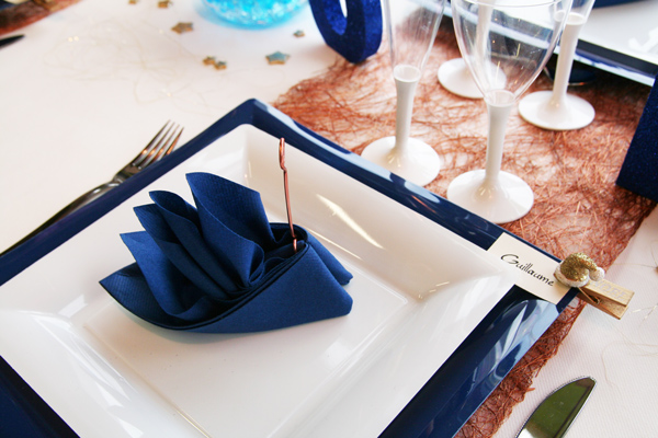 Décoration de table Noël bleu, blanc et or, pliage de serviettes bateau