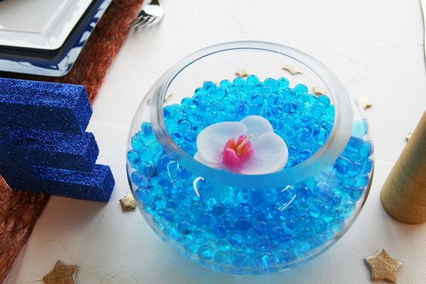 Décoration de table Noël bleu, blanc et or, perles d'eau et bougie