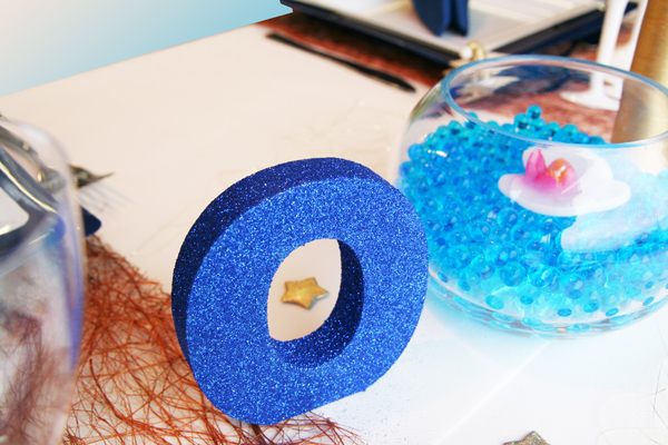 Décoration de table Noël bleu, blanc et or, lettres pailletées NOEL