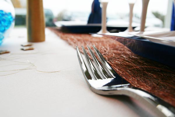 Décoration de table Noël bleu, blanc et or, couverts en plastique, imitation inox