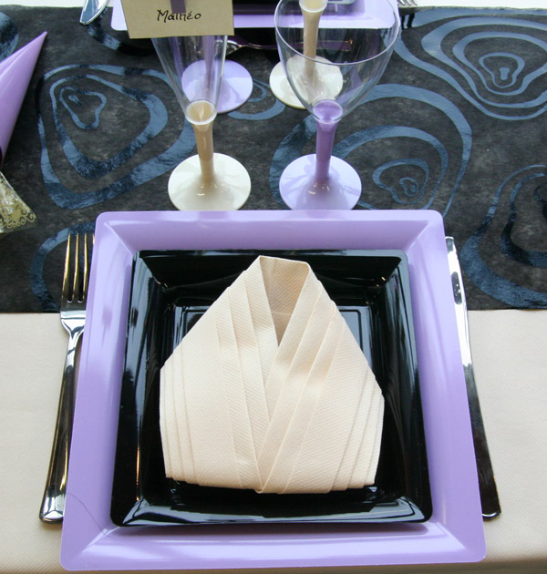 Assiettes et pliage de serviette kimono