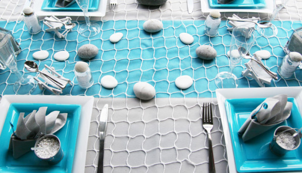 Filet sur table turquoise galet