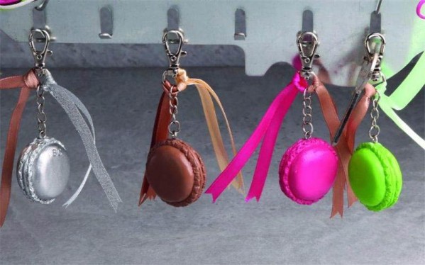 I-Grande-14610-1-macaron-porte-cles-avec-ruban-chocolat.net