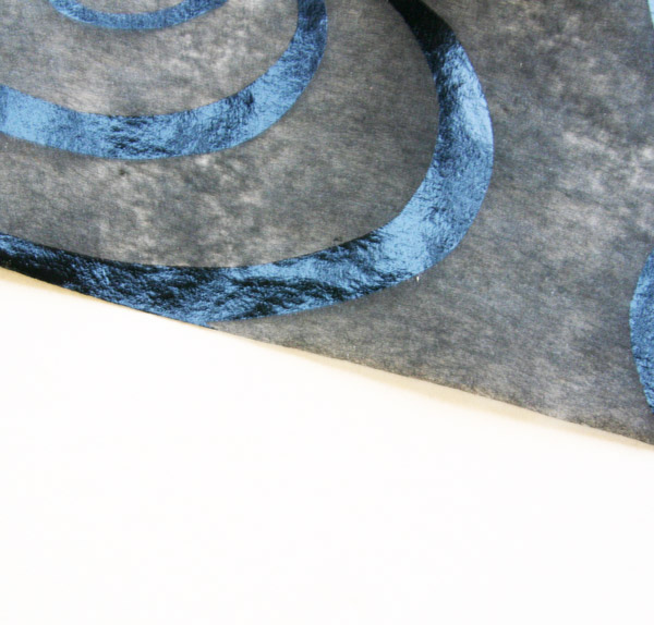 Vue détaillée du chemin de table et de la nappe