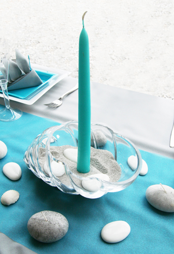 Centre de table avec coupe en verre, bougie et galets