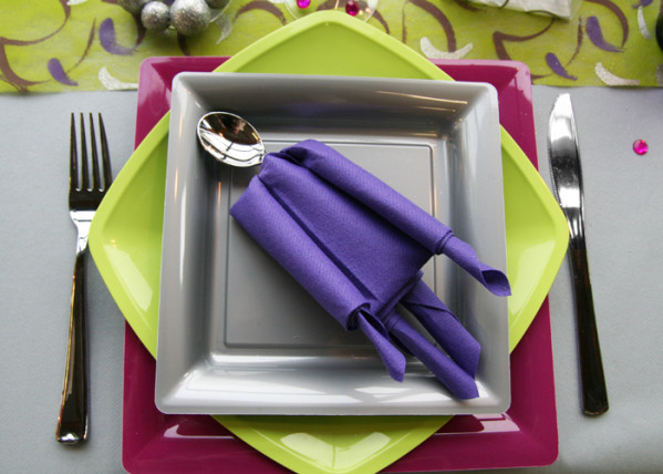 Assiettes, couverts et pliage de serviettes Assiettes, couverts et pliage de serviettes
