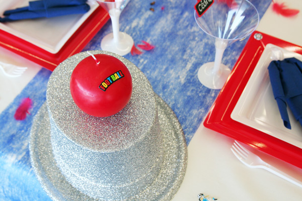 Décoration de table bleu blanc rouge, chapeau et bougie Décoration de table bleu blanc rouge, chapeau et bougie