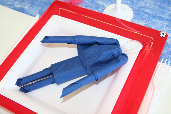 Décoration de table bleu blanc rouge, pliage de serviettes Décoration de table bleu blanc rouge, pliage de serviettes