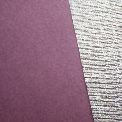 Détail de la nappe intissée prune, et chemin de table en tarlatane argent Détail de la nappe intissée prune, et chemin de table en tarlatane argent