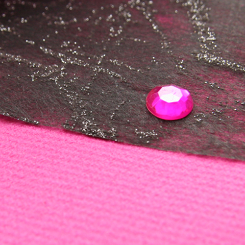 Nappe fuchsia et chemin de table pailleté noir, agrémenté d'un diamant rose