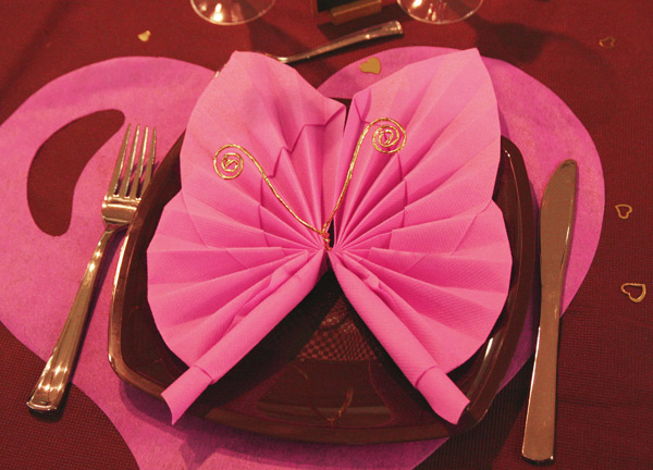 Assiettes et pliage de serviettes Assiettes et pliage de serviettes