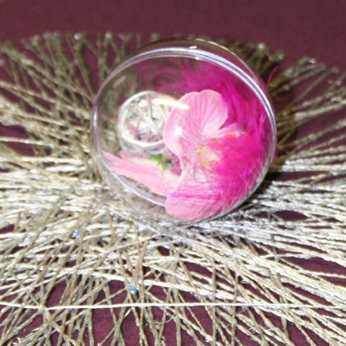 Décoration de table avec boule plexiglas, fleur, boule de rotin Décoration de table avec boule plexiglas, fleur, boule de rotin