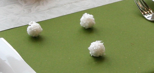 Décoration de table Noël verte, blanche et rouge - boules de neige