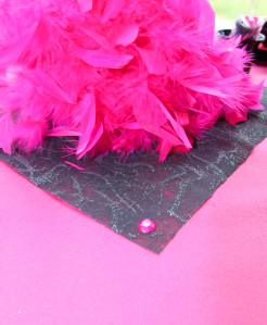 Centre de table en plume fuchsia et chemin de table pailleté noir