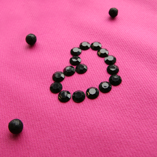 Coeur en diamants noirs et boules pailletées