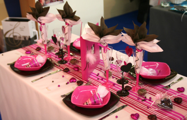 Table blanc noir fuchsia Table blanc noir fuchsia