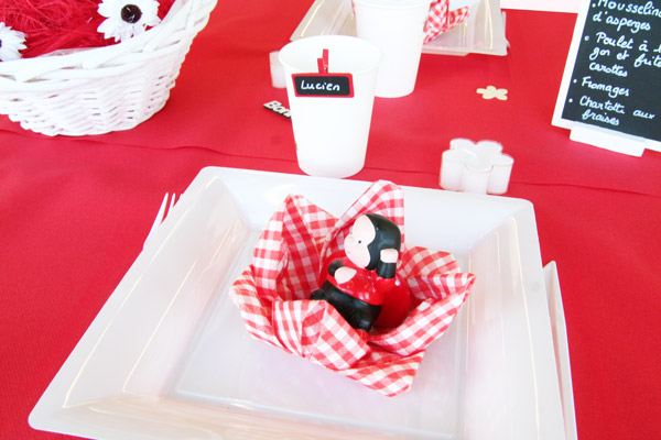 Décoration de table baptême, rouge et blanc (pliage de serviettes) Décoration de table baptême, rouge et blanc (pliage de serviettes)