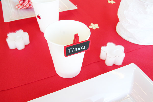 Décoration de table baptême, rouge et blanc (gobelets et porte-noms) Décoration de table baptême, rouge et blanc (gobelets et porte noms)